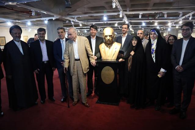 افتتاح نمایشگاه تاریخ محلی یزد در کتابخانه ملی/رونمایی سردیس ایرج افشار
