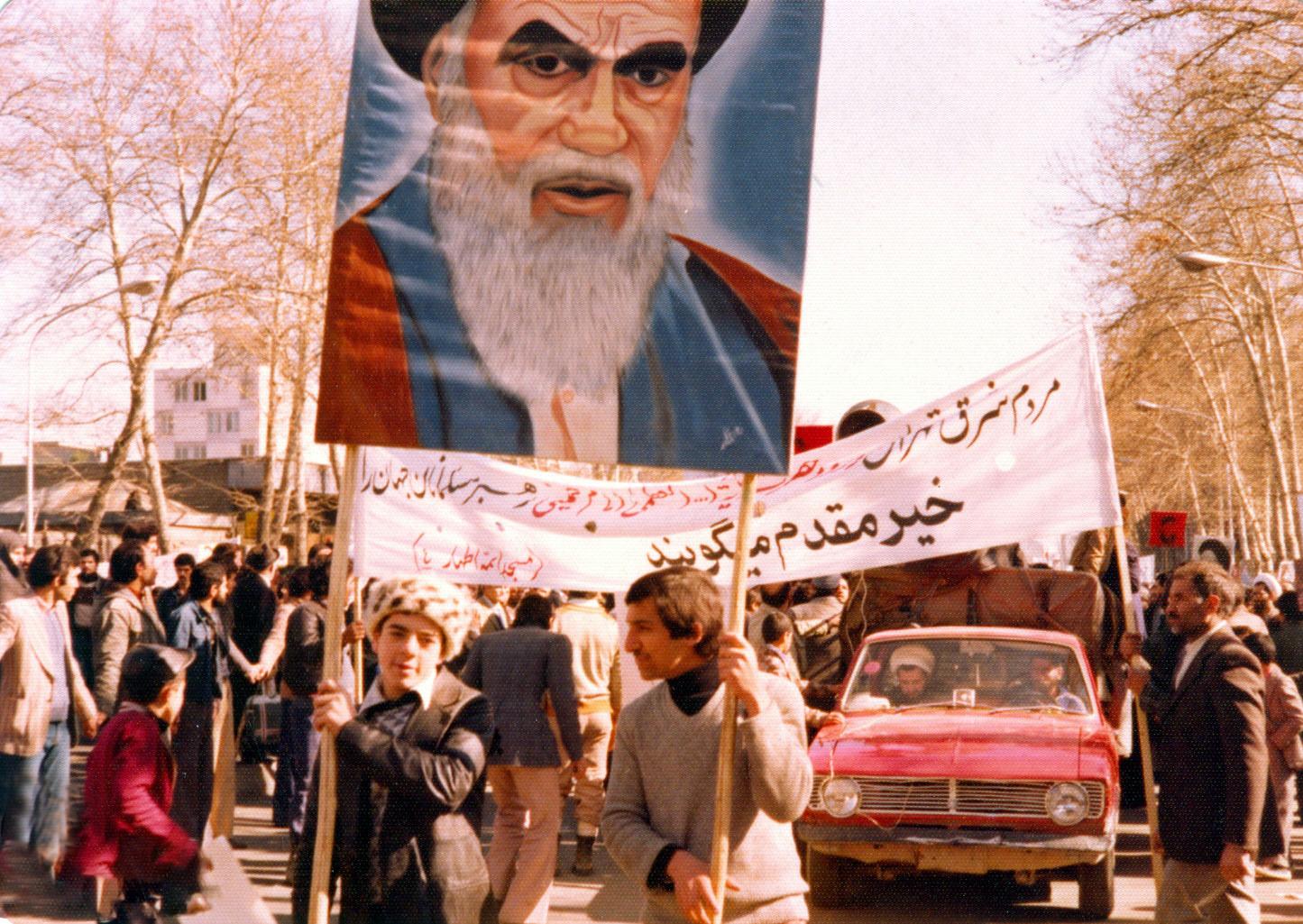 نمایشگاه مجازی «مسیر انقلاب» تصاویربازگشت امام خمینی (ره): از پاریس تا مدرسۀ علوی