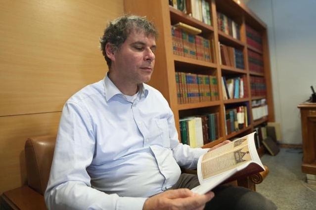 بازدید یک قرآن‌پژوه آلمانی از قرآن‌های مخطوطِ خط کوفی و قدیمی کتابخانه ملی ایران