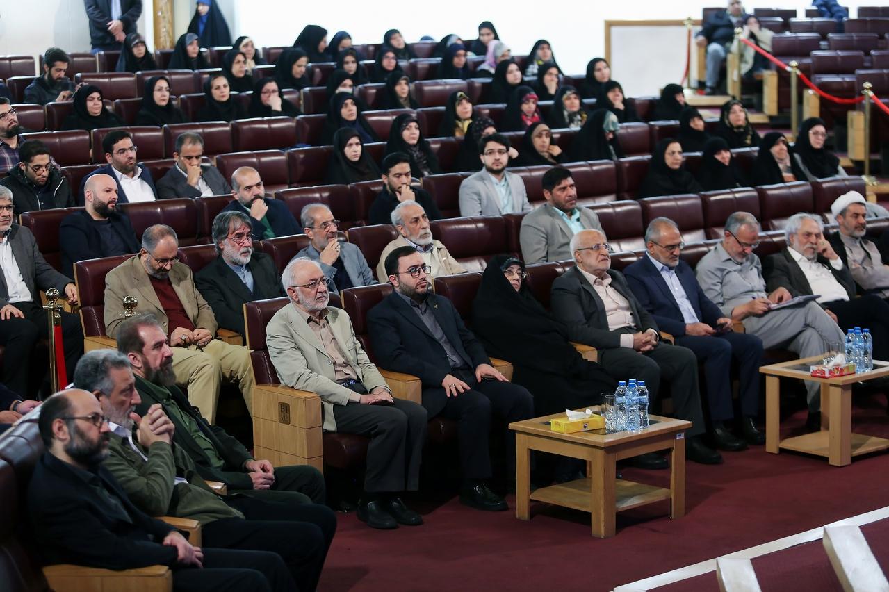 گزارش تصویری | آئین رونمایی از ششمین قسمت از مجموعه «غیر رسمی» با اهتمام رهبر انقلاب به موضوع کتاب و کتابخوانی