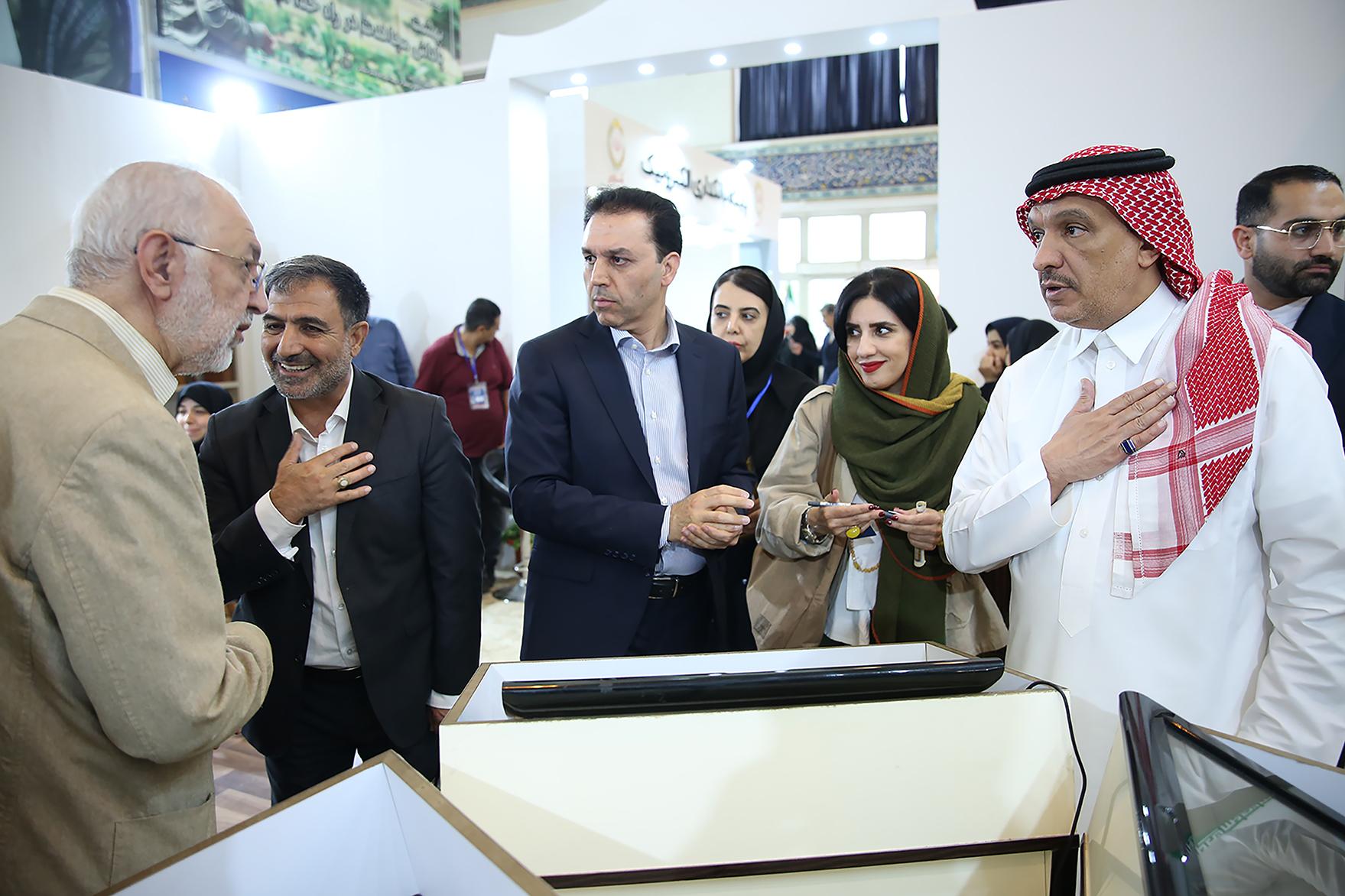بازدید سفیر عربستان از غرفه سازمان اسناد و کتابخانه ملّی ایران در نمایشگاه بین المللی کتاب تهران