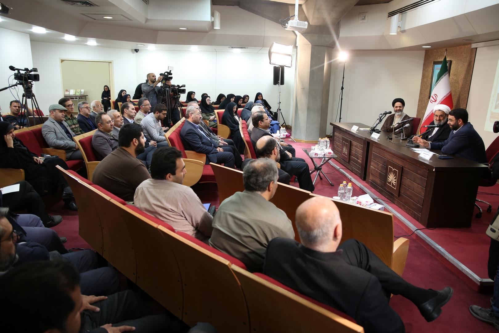 گزارش تصویری | نشست بررسی سیزدهمین کتاب از «صد کتاب ماندگار قرن» با عنوان «ولایت فقیه»