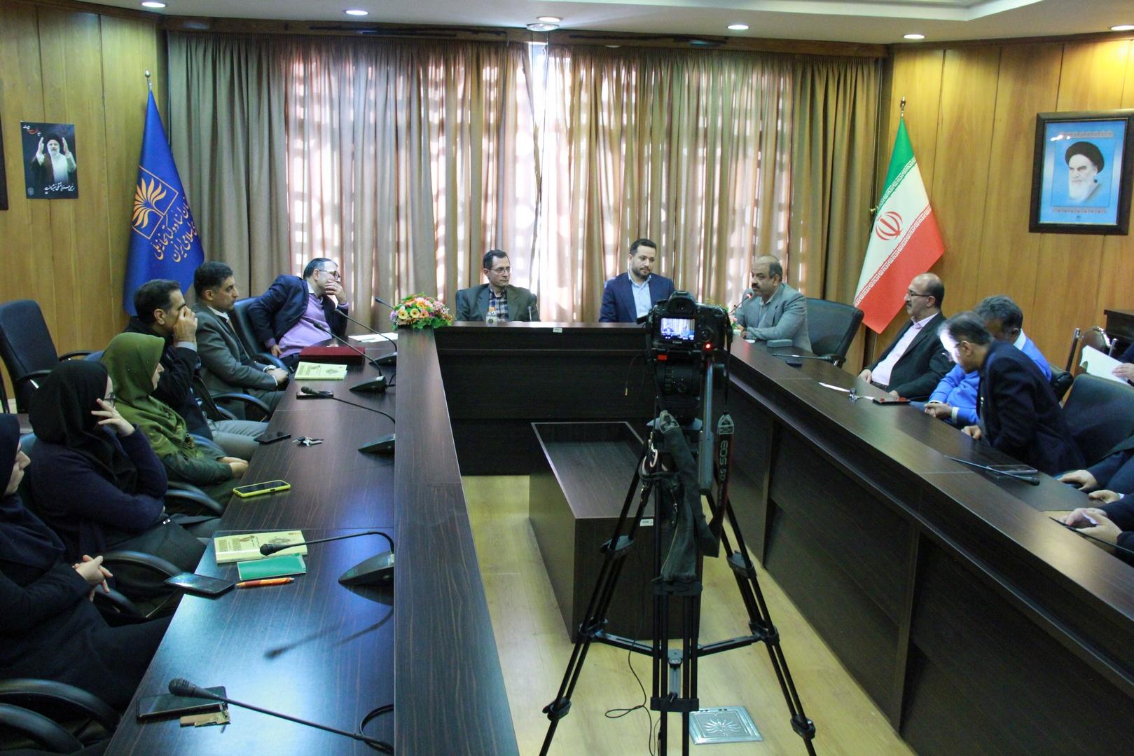 کتاب «درآمدی بر سندشناسی و سندپژوهی منابع آرشیوی» در کانون نقد؛ از مباحث نظری تا مسائل عملی
