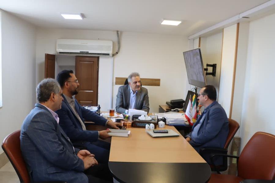 سعید زارع مدیر کل اسناد و کتابخانه ملی استان یزد و رئیس ستاد هفته ی صدمین سالگرد نکوداشت ایرج افشار یزدی با سیدناصرالدین طباطبایی رئیس جامعه حرفه‌ای هتلداران استان یزد در خصوص برگزاری هر چه بهتر برنامه های این هفته در مهر ماه دیدار نمود.