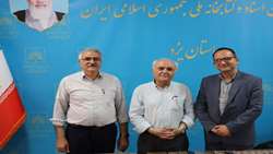 ناصرالدین پروین پژوهشگر تاریخ و فرهنگ معاصر و روزنامه‌نگاری ایرانی با سعید زارع مدیر اسناد و کتابخانه ملی استان یزد در محل این سازمان دیدار نمود.