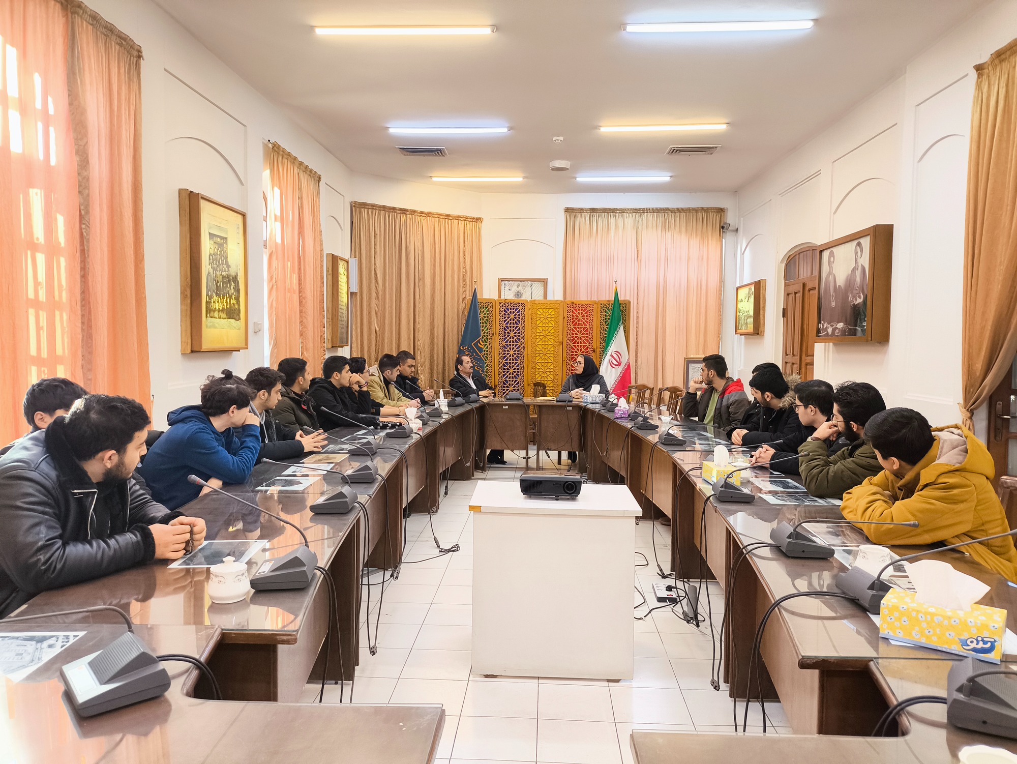 آشنایی دانش‌آموزان دبیرستان مجد با فعالیت‌های سازمان اسناد و کتابخانه ملی شمالغرب